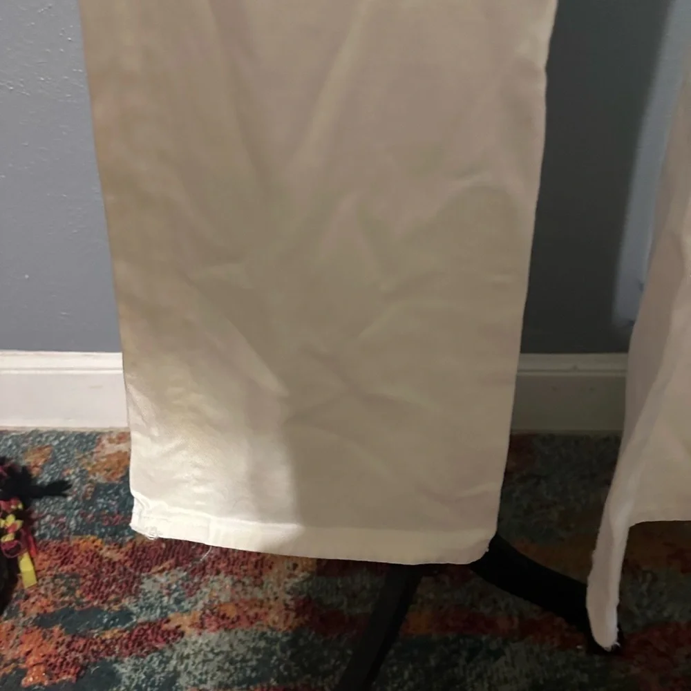 J crew NWT white distressed jeans. Tag has the fit